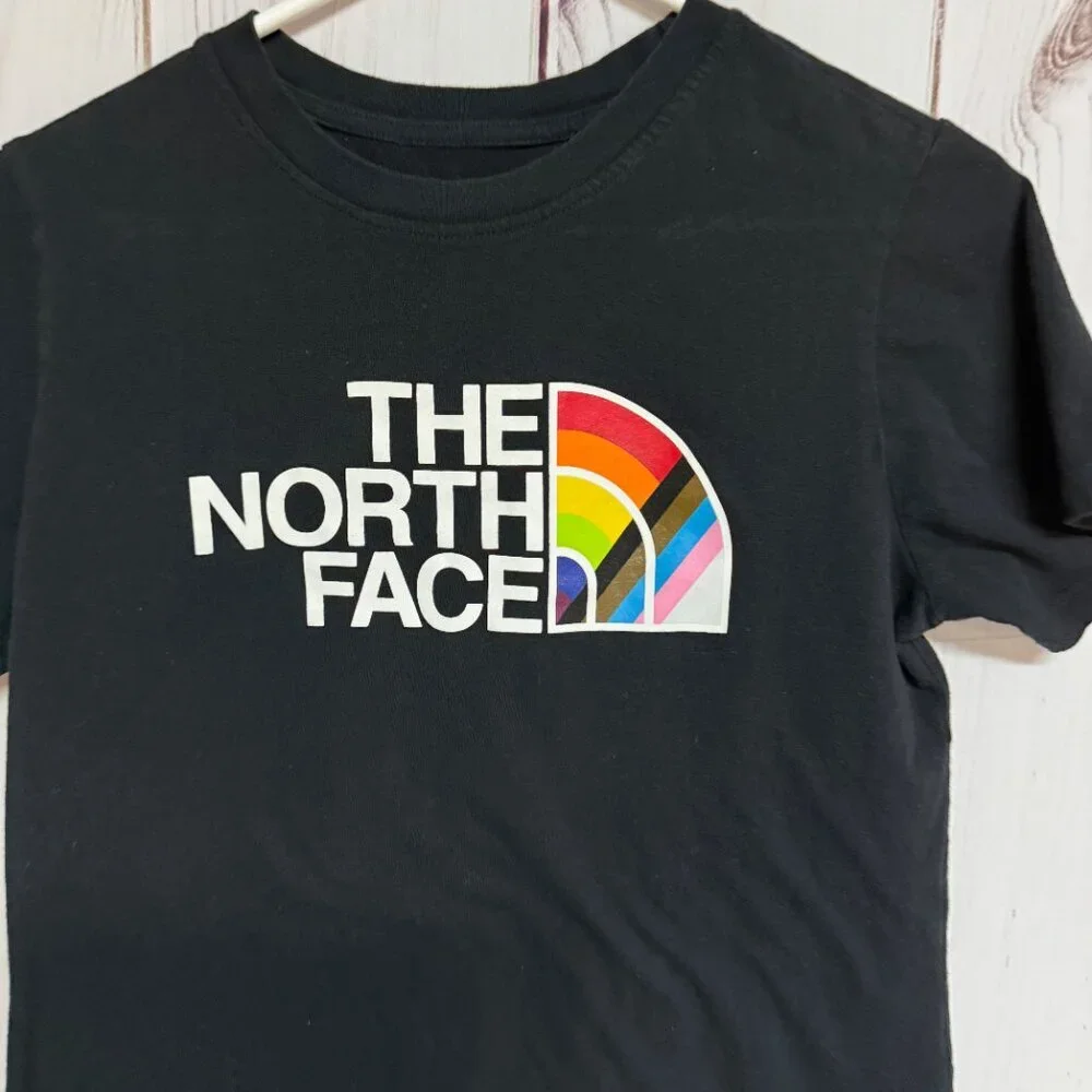 The North Face Rainbow Logo‎ T-Shirt Womens Medium Black Graphic EUC - Picture 2 of 8